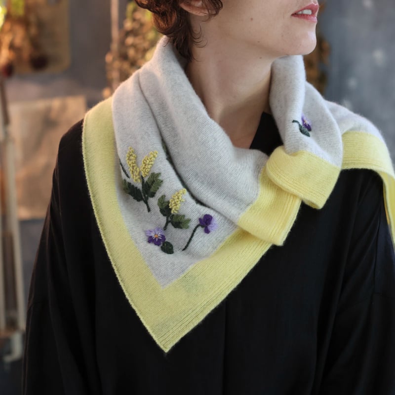 ミモザ×スミレの花の手刺繍カシミヤスカーフ（正方形）/Col.イエロー