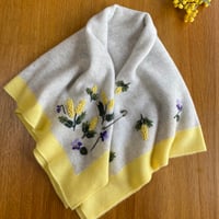ミモザ×スミレの花の手刺繍カシミヤスカーフ（正方形）/Col.イエロー×ライトグレー