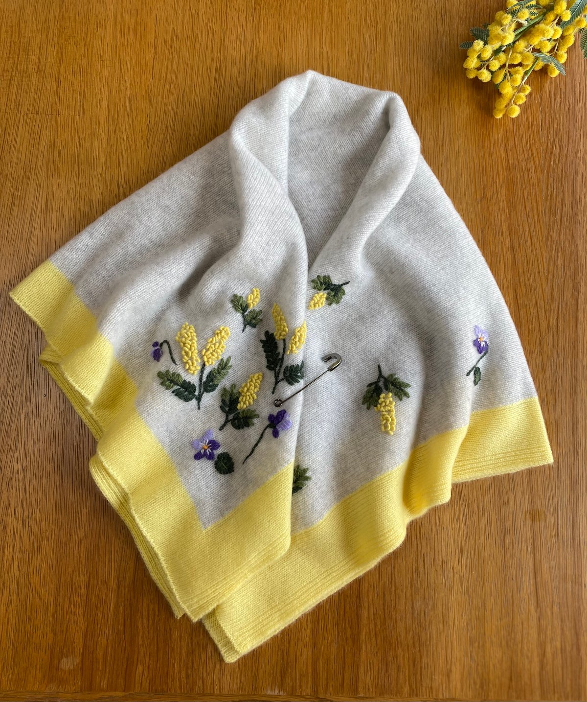 ミモザ×スミレの花の手刺繍カシミヤスカーフ（正方形）/Col.イエロー