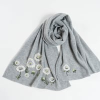【受注生産商品】スカビオザの花の手刺繍カシミヤストール/Col.ミディアムグレー