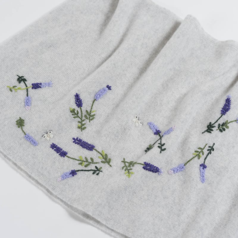 ラベンダー　刺繍トップス ラベンダー手刺繍 カシミヤスヌード/Col.ライトグレー | kaho（カホ