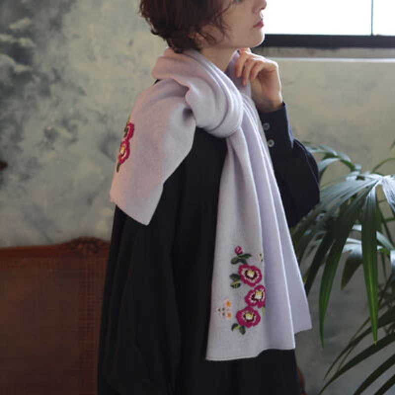 椿と梅の花の手刺繍カシミヤストール/Col.ラベンダー | kaho 椿と梅の花の手刺繍カシミヤストール/Col.ラベンダー | kaho