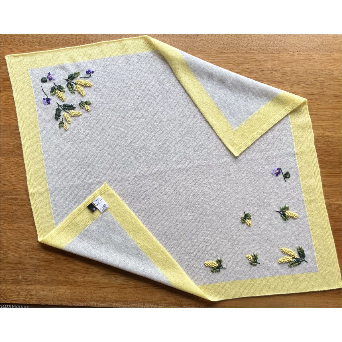 ミモザ×スミレの花の手刺繍カシミヤスカーフ（正方形）/Col.イエロー