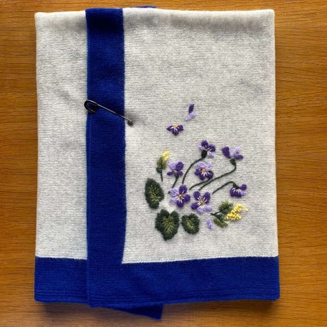 スミレ×ミモザの花の手刺繍カシミヤスカーフ（正方形）/Col.ロイヤルブルー×ライトグレー