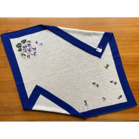 スミレ×ミモザの花の手刺繍カシミヤスカーフ（正方形）/Col.ロイヤルブルー×ライトグレー