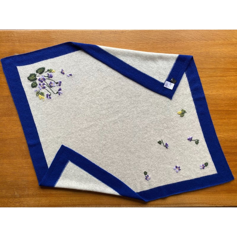 スミレ×ミモザの花の手刺繍カシミヤスカーフ（正方形）/Col.ロイヤル