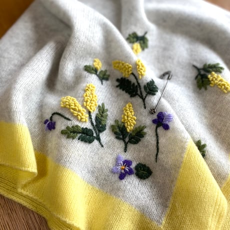 ミモザ×スミレの花の手刺繍カシミヤスカーフ（正方形）/Col.イエロー×ライトグレー
