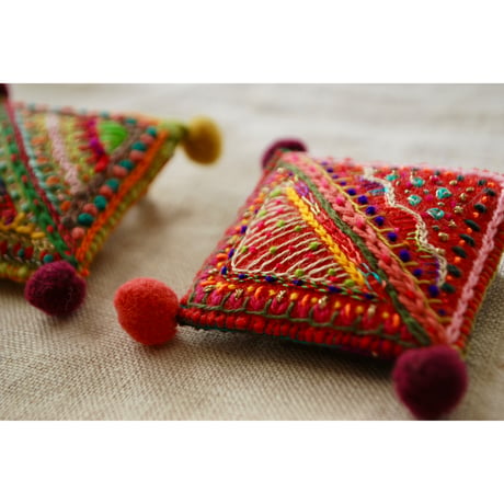 カラフル刺繍のポンポン四角ブローチ　赤系