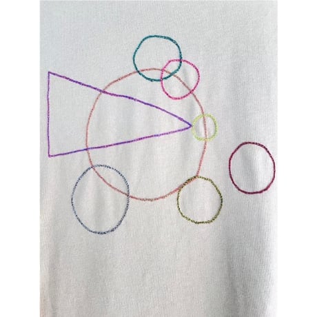 チェーンステッチのまるまる三角刺繍Tシャツ　サンドベージュ　Lサイズ