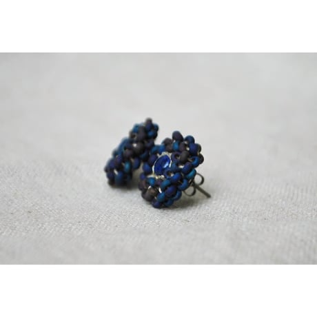 ラピスラズリと夜空色のガラスビーズの刺繍ピアス