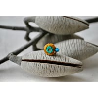 ミラー刺繍とガラスビーズの小さなイヤーカフ　からし×ターコイズ/水色ビーズ