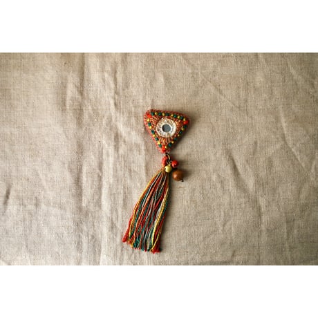 2wayで使える三角カラフル刺繍ブローチ　タッセル取り外し可  ミラー刺繍