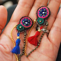 ミラー刺繍のタッセルピアス ＋ボールチェーン　ブルー＆えんじ