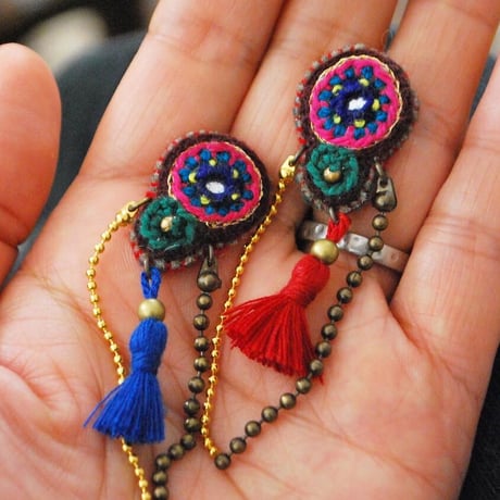 ミラー刺繍のタッセルピアス ＋ボールチェーン　ブルー＆えんじ