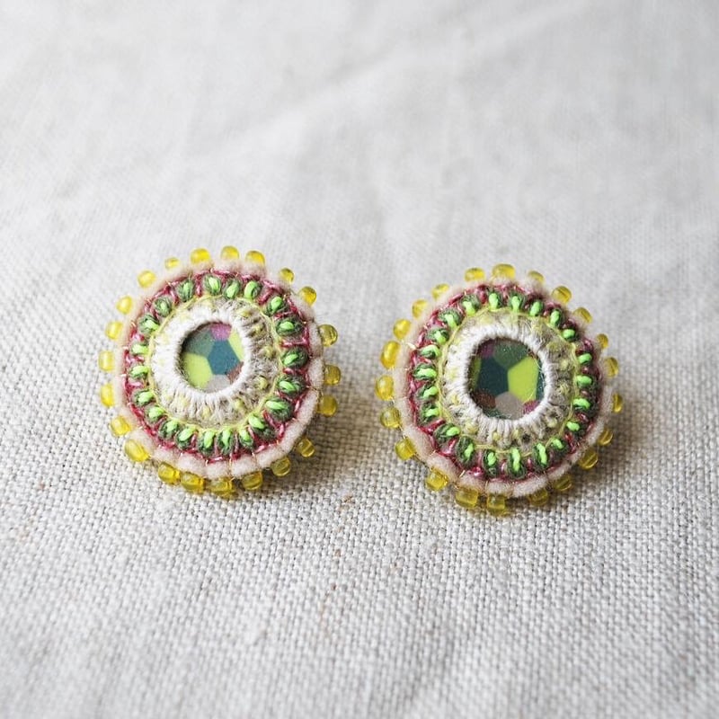 【専用】ビーズ刺繍ピアス* キイロまるピアスにビーズとパール ビーズ刺繍丸ピアス 蛍光キイロ | macree