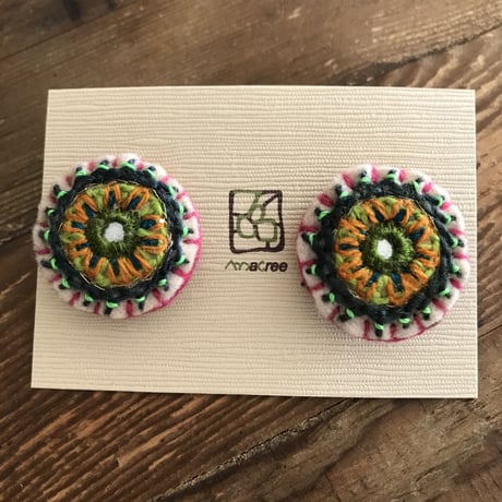 ミラー刺繍のマルピアス