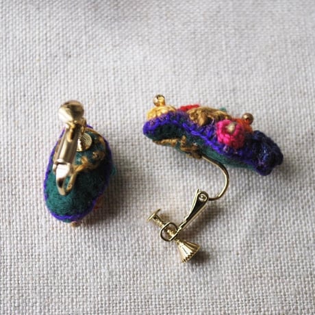 ミラー刺繍のカラフルぽこぽこアシメイヤリング