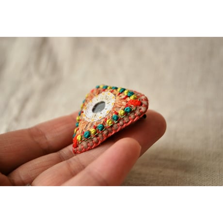 2wayで使える三角カラフル刺繍ブローチ　タッセル取り外し可  ミラー刺繍