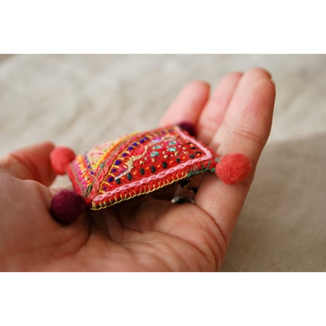 カラフル刺繍のポンポン四角ブローチ　赤系
