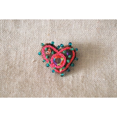 ちっちゃなハートのミラー刺繍ブローチ　col.6