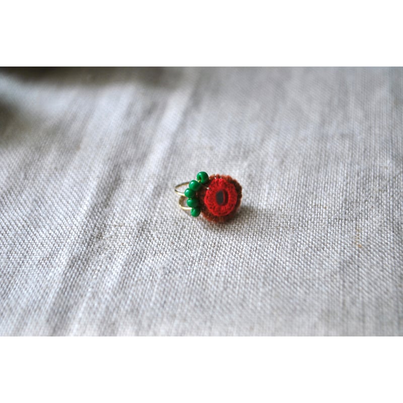 ミラー刺繍とガラスビーズの小さなイヤーカフ ピンク/グリーンビーズ