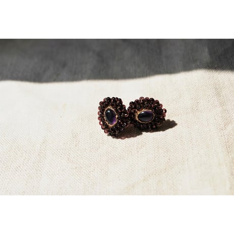 アメジストとガラスビーズの刺繍ピアス