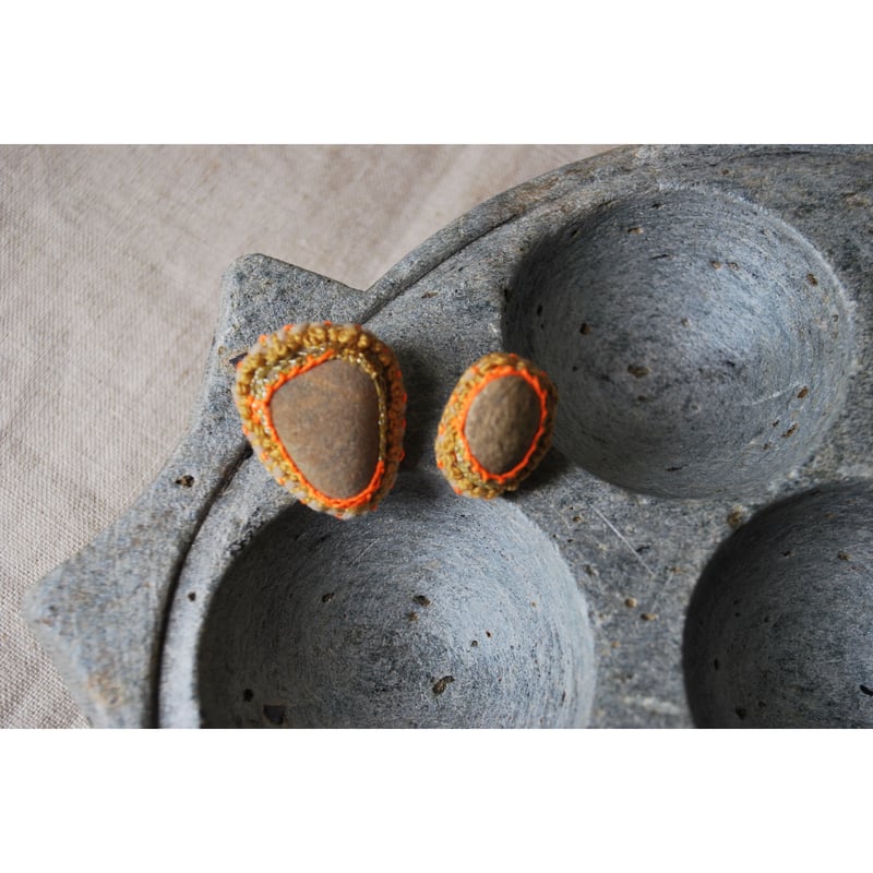 石を包みこんだ左右非対称なピアス 蛍光オレンジ | macree