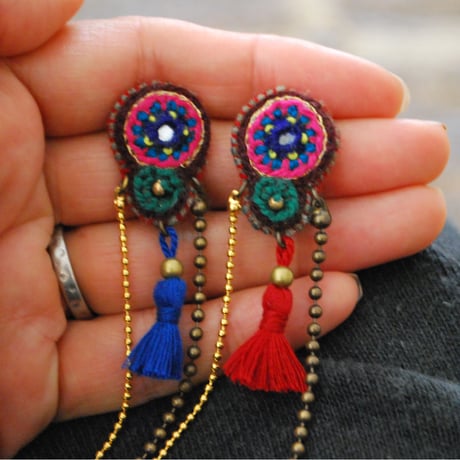 ミラー刺繍のタッセルピアス ＋ボールチェーン　ブルー＆えんじ