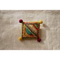 カラフル刺繍のポンポン四角ブローチ　黄緑ベース