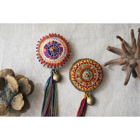 2wayで使えるカラフル刺繍ブローチ　タッセル取り外し可