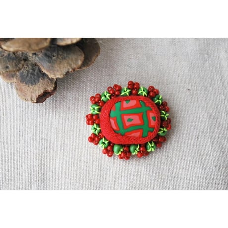 ポリマークレイとガラスビーズの刺繍ブローチ