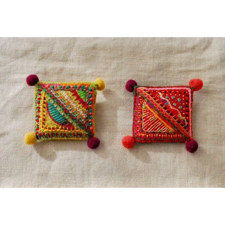 カラフル刺繍のポンポン四角ブローチ　赤系