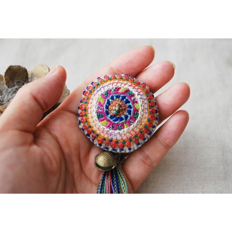2wayで使えるカラフル刺繍ブローチ　タッセル取り外し可  ブルー系