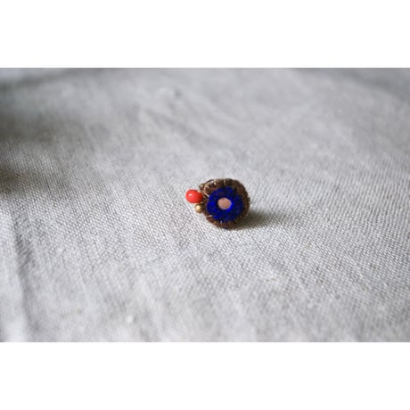 ミラー刺繍とガラスビーズの小さなイヤーカフ　青/赤ビーズ