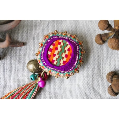 2wayで使えるカラフル刺繍ブローチ　タッセル取り外し可