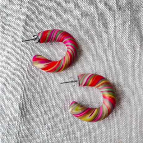 nijiピアス　red pink green gold