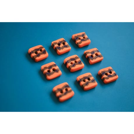 シャツボタン 四角オレンジ