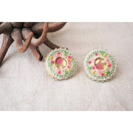 ビーズ刺繍丸ピアス　ベージュ＆優しいカラー