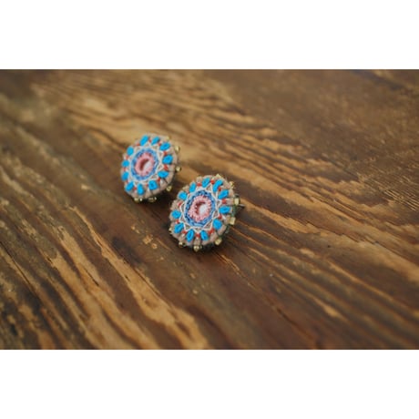 ミラー刺繍とガラスビーズの丸ピアス・イヤリング　blue×pink