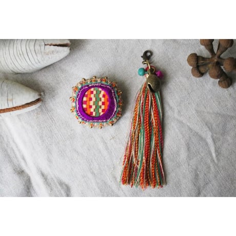2wayで使えるカラフル刺繍ブローチ　タッセル取り外し可
