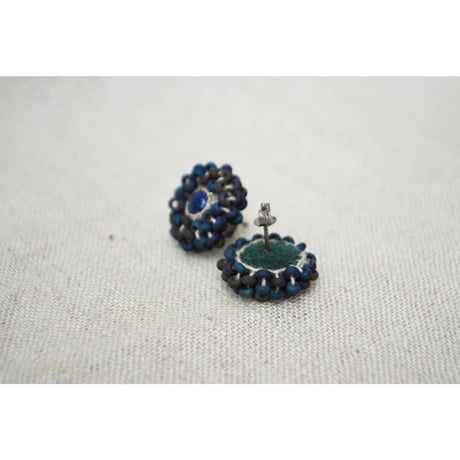 ラピスラズリと夜空色のガラスビーズの刺繍ピアス