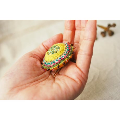 ぶつぶつパーツを刺繍で包み込んだポニーフック 丸