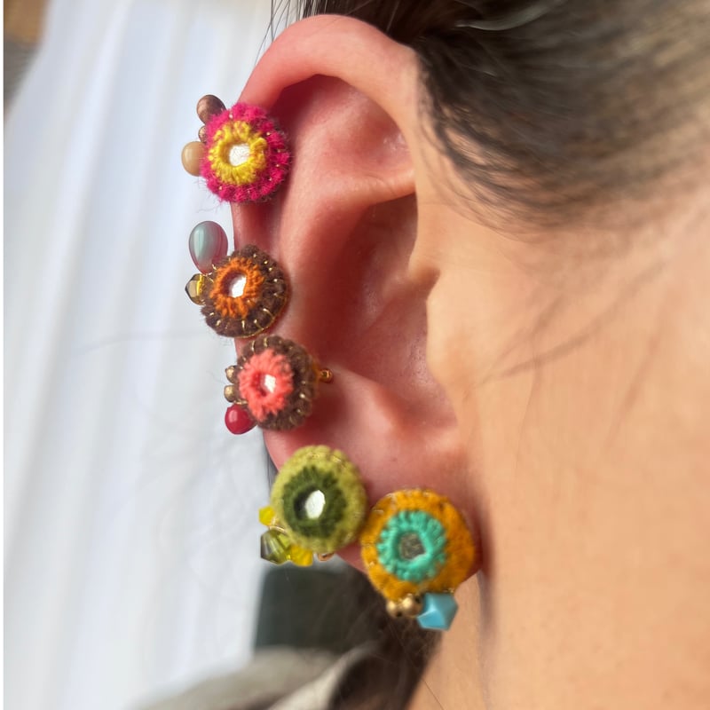 ミラー刺繍とガラスビーズの小さなイヤーカフ からし×ムラサキ/あずき