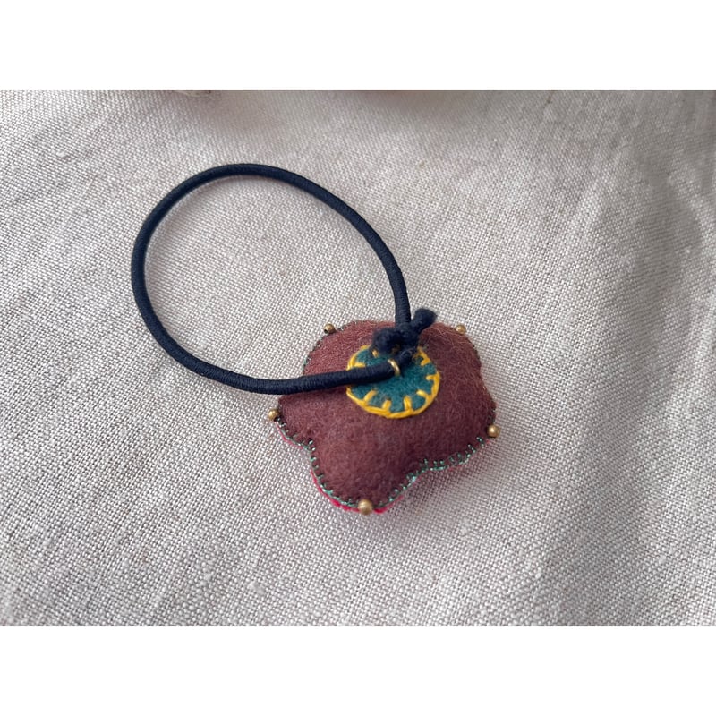 マーブル模様のパーツを刺繍で包み込んだお花みたいなヘアゴム | macree 