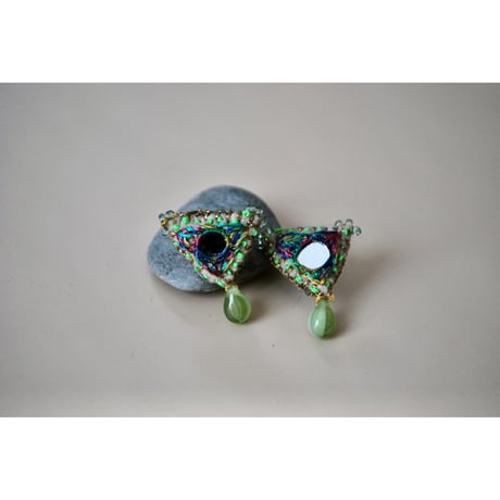 三角ミラー刺繍ピアス　しずくビーズ　green
