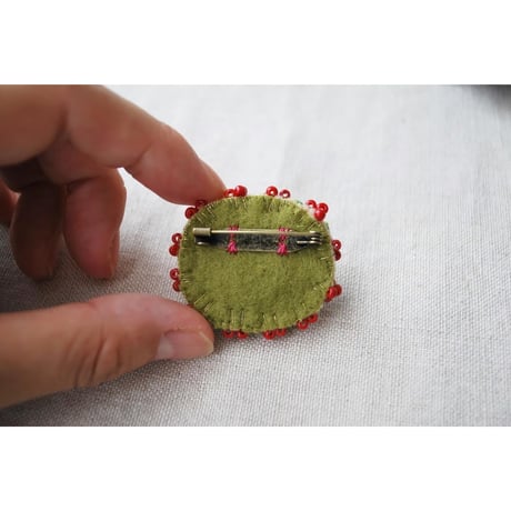 ポリマークレイとガラスビーズの刺繍ブローチ
