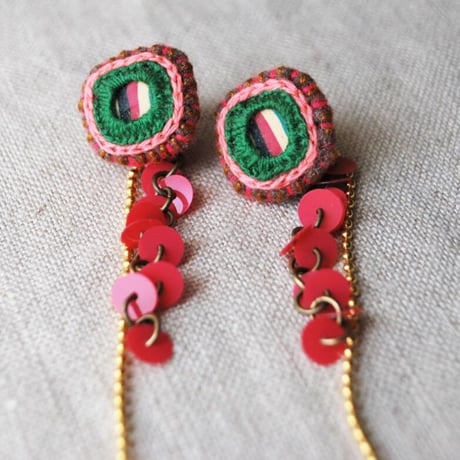 しましま刺繍ピアス　チェーン＋ピンクスパンコール