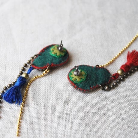 ミラー刺繍のタッセルピアス ＋ボールチェーン　ブルー＆えんじ