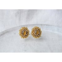 ハニーカラーカルセドニーとガラスビーズの刺繍ピアス