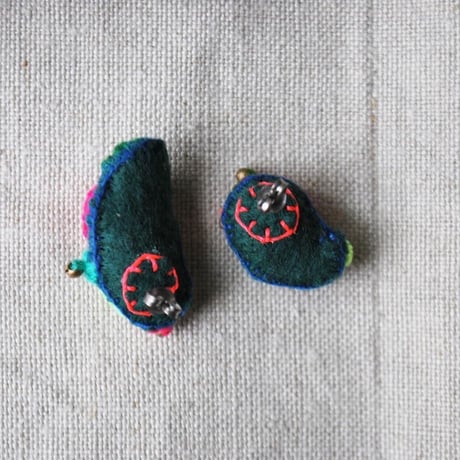 ミラー刺繍のカラフルぽこぽこアシメピアス